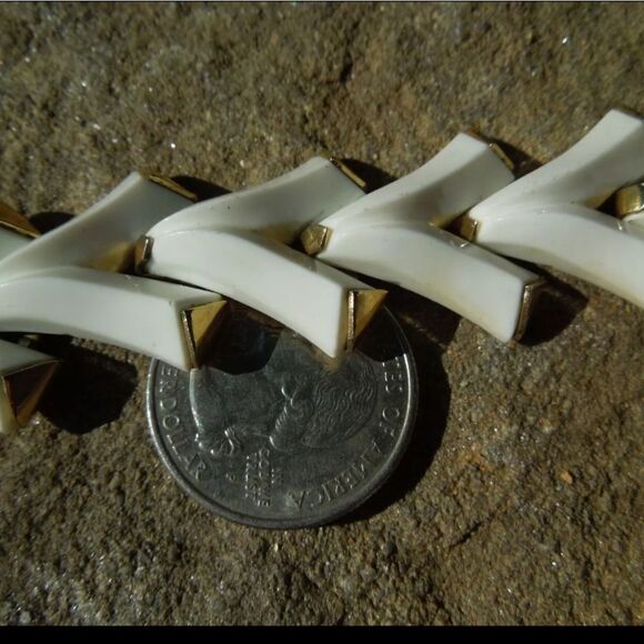 Mid Century Modern Crown Trifari White and Gold Tone Chevron Bracelet7 7 1/4 - Picture 14 of 14